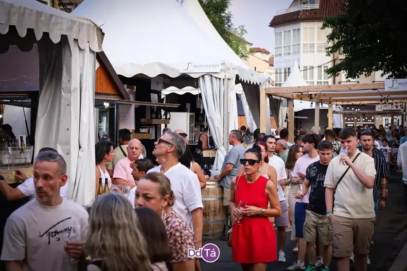Una multitud de asistentes abarrota la Feira do Vi&ntilde;o de Monterrei durante la pasada edici&oacute;n. | Foto: Anabel G. Sim&oacute;n.