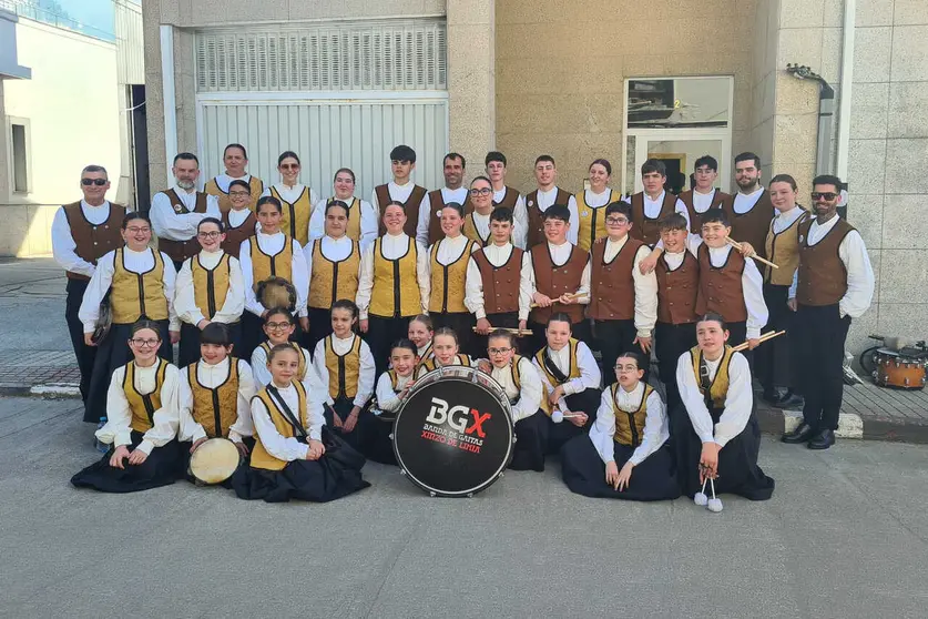 Los integrantes de la Escola Municipal de Gaitas e Percusi&oacute;n posan tras su exitosa participaci&oacute;n en el certamen musical.