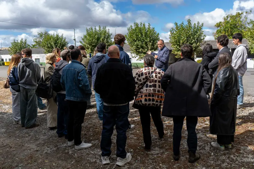 El alcalde de Xinzo de Limia, Amador D&iacute;az, gu&iacute;a a los estudiantes de Arquitectura de CESUGA durante una jornada de trabajo de campo en el entorno del futuro Auditorio Municipal.
