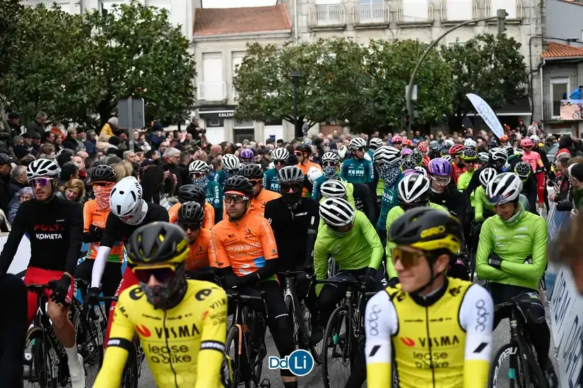 El pelot&oacute;n de O Gran Cami&ntilde;o durante la etapa del 2024 con salida en Xinzo de Limia. | FOTO: Noelia Caseiro.