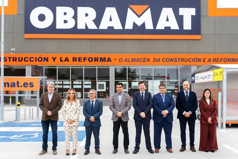 O presidente provincial, Luis Menor, participa na inauguraci&oacute;n da empresa Obramat. Na r&uacute;a 2,1 do Pol&iacute;gono Empresarial de San Cibrao das Vi&ntilde;as. Tam&eacute;n participan Marta Nov&oacute;a Iglesias (Alcaldesa de San Cibrao, Antonio Bullido (Director Xeral de Obramat), Jos&eacute; Manuel Bada (Director Rexional de Obramat), Alejandro Rey (Xefe de Almac&eacute;n de Ourense), Mar&iacute;a Jos&eacute; Riveiro (Obramat), Gabriel Al&eacute;n Castro (Director Xeral de Comercio da Xunta), Manuel Pardo Cid (Delegado da Xunta en Ourense), entre outras autoriades e traballadores de Obramat.