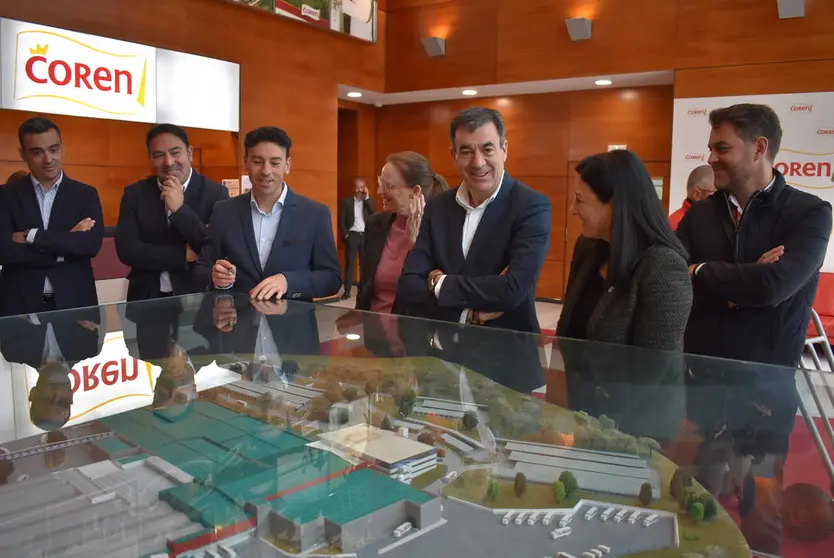 O conselleiro Rom&aacute;n Rodr&iacute;guez atende &aacute;s explicaci&oacute;ns xunto a directivos de Coren e investigadores da Universidade de Vigo ante a maqueta das instalaci&oacute;ns.