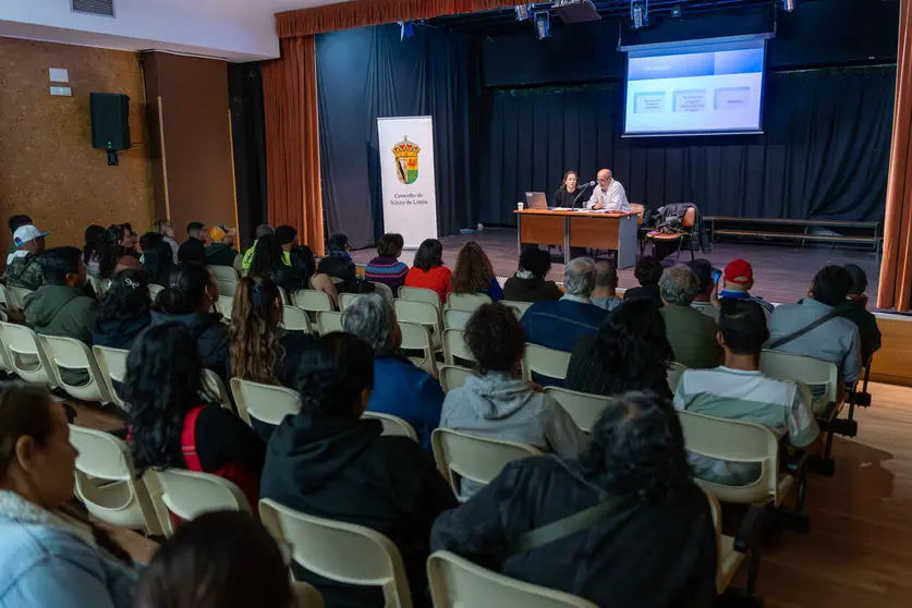 Participantes y t&eacute;cnicos municipales durante la sesi&oacute;n informativa celebrada en la Casa da Cultura de Xinzo.