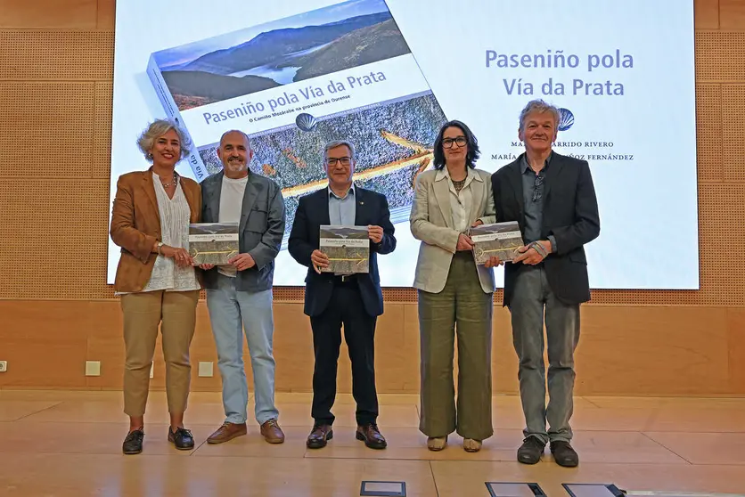 Representantes provinciais e autores durante o acto do D&iacute;a do Libro.