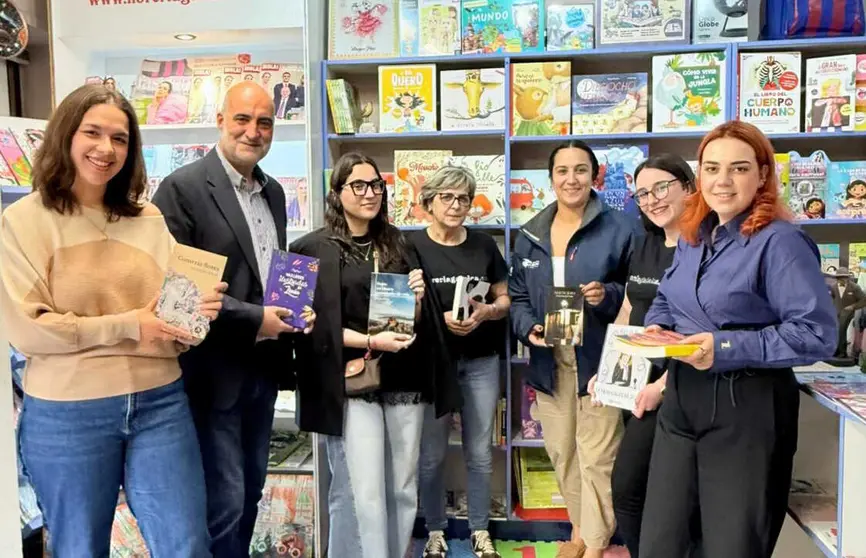 Visita de Cristina Campero e Jos&eacute; Luis Ferro &aacute; librar&iacute;a Galaica de Xinzo de Limia.