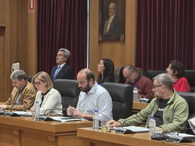 Representantes del PSdeG-PSOE durante el debate de las mociones en el pleno provincial.