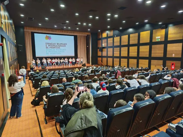 Alumnado participante durante una actuaci&oacute;n en el Auditorio Rio Lima.