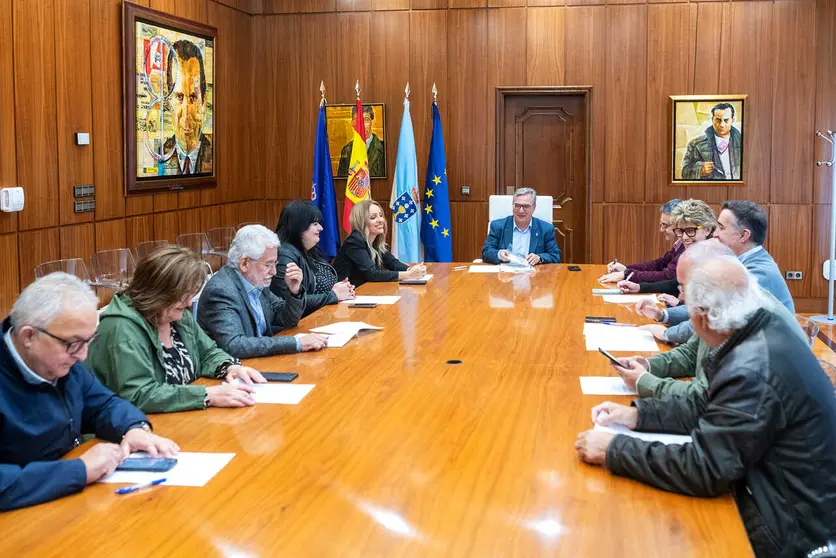 O presidente provincial, Luis Menor, encabezando a reuni&oacute;n na que se mobilizaron os fondos para Protecci&oacute;n Civil.
