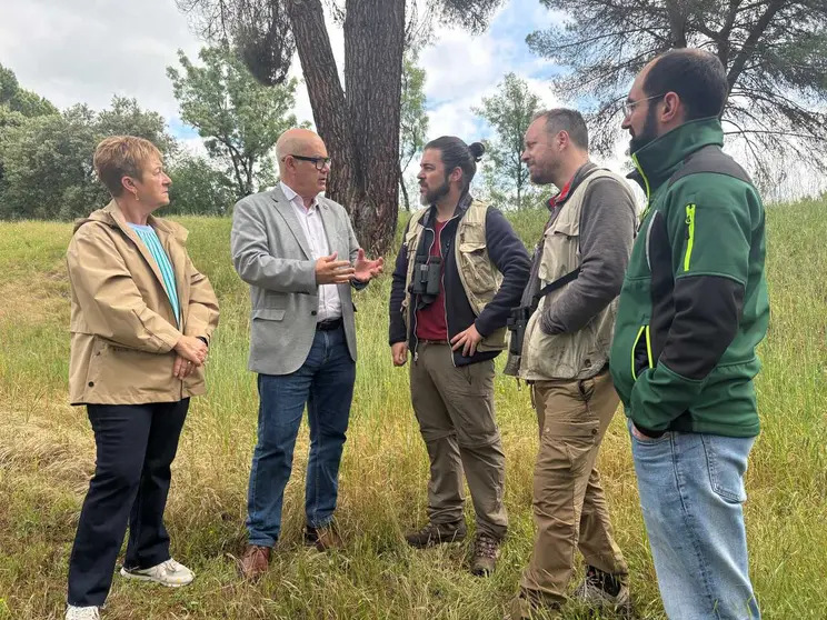 El subdelegado Eladio Santos y el investigador Adri&aacute;n Regos analizan el despliegue de los dispositivos de bioac&uacute;stica en el monte.