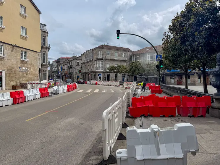 Operarios trabajan en las labores de asfaltado previstas en la N-525 durante esta semana.