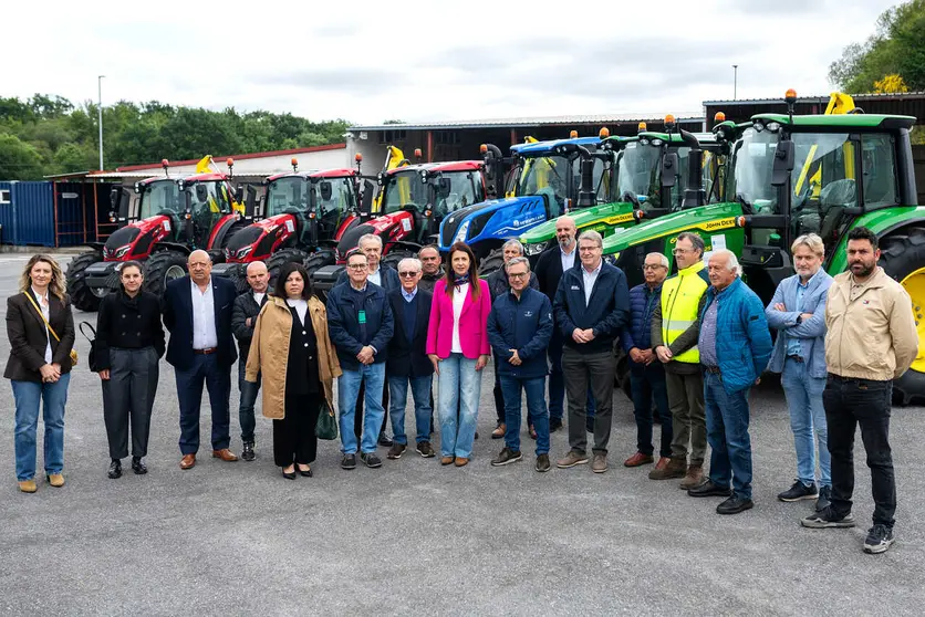Entrega de maquinaria forestal a municipios ourensanos en San Cibrao das Vi&ntilde;as.