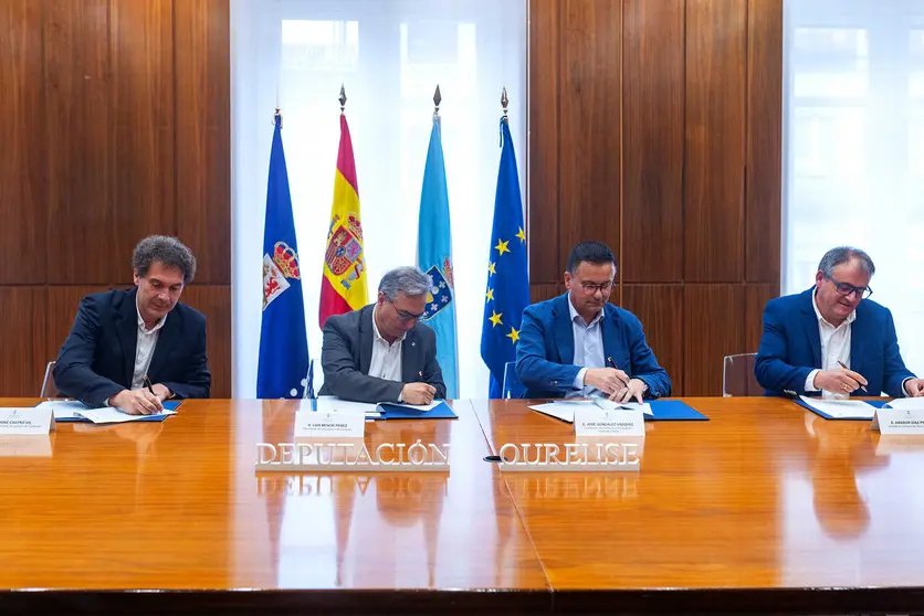 ACTO SINATURA CONVENIOS PRAZAS DE ABASTOS CARBALLI&Ntilde;O E XINZO DE LIMIA
O presidente provincial, Luis Menor, participa no acto de sinatura dos convenios, coa Xunta de Galicia representada por Jos&eacute; Gonz&aacute;lez (Conseller&iacute;a de Emprego) para a mellora das prazas de abastos do Carballi&ntilde;o, Jos&eacute; Castro Gil (Alcalde en Funci&oacute;ns) e Xinzo de Limia, Amador D&iacute;az Pen&iacute;n (Alcalde de Xinzo de Limia).