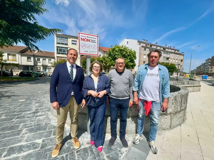 Representantes del Concello de Xinzo y de la AECC durante la presentaci&oacute;n del nuevo Espacio Libre de Humo en el Parque do Pombal.