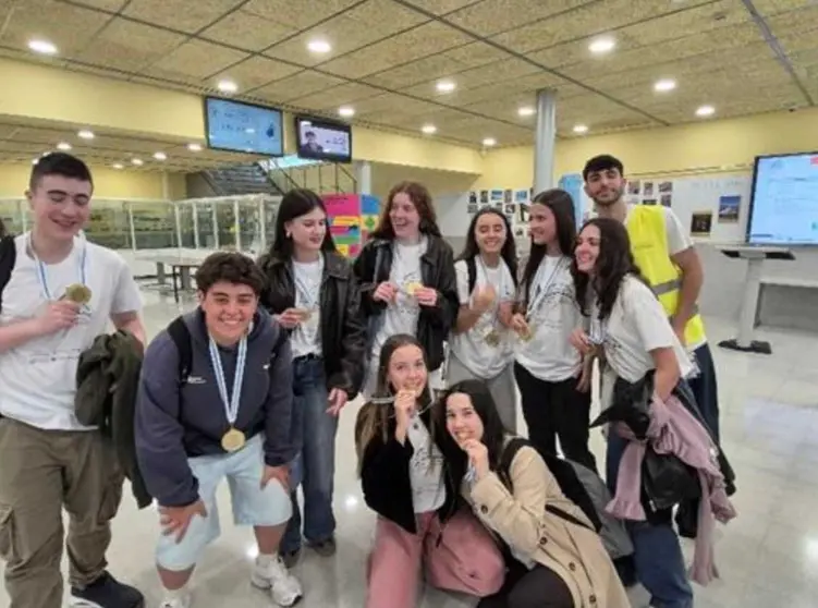 Los integrantes de la delegaci&oacute;n del instituto de Xinzo de Limia muestran sus medallas tras el pleno de victorias en el campus universitario