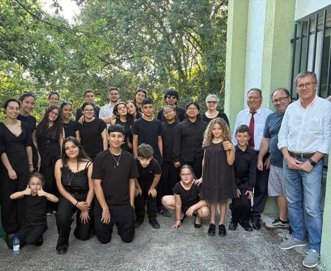 Los j&oacute;venes m&uacute;sicos de la Agrupaci&oacute;n Musical da Limia posan tras uno de los miniconcertos de la Gira Comarcal, que recorri&oacute; nueve parroquias.