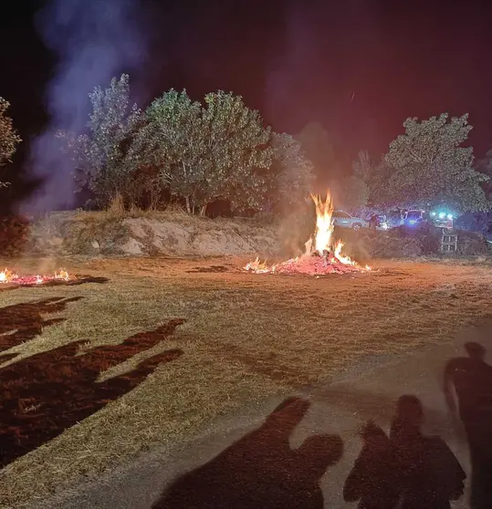 Hogueras de San Xo&aacute;n en Trasmiras, esta pasada noche. | FOTO: Xos&eacute; Lois Colmenero.
