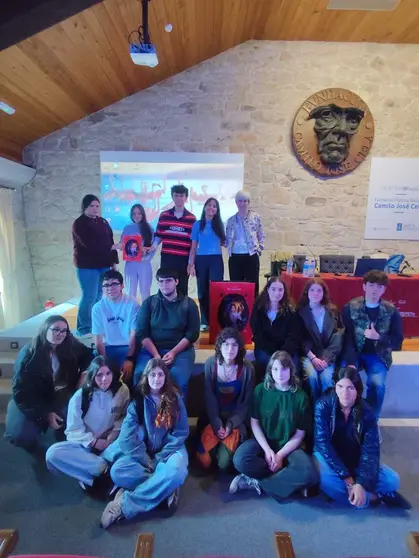 Alumnos del IES Lagoa de Antela con Paula Mayor.