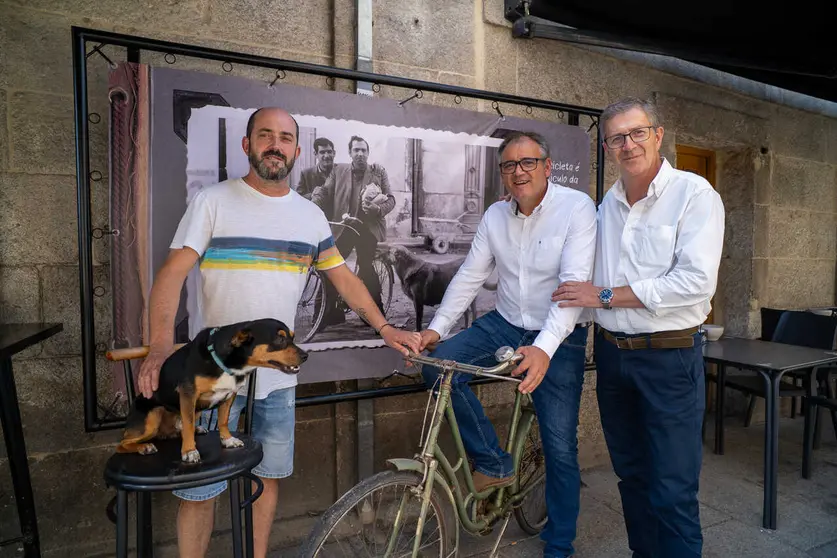 El alcalde, Amador D&iacute;az, y el concejal Carlos G&oacute;mez, junto a To&ntilde;o do Monforte y su perro, hijo este &uacute;ltimo de uno de los protagonistas de la imagen hist&oacute;rica.