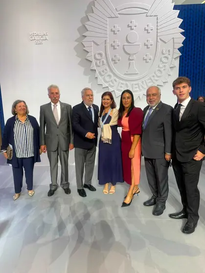 Camila Fern&aacute;ndez, una de las galardonadas, al lado de la parlamentaria auton&oacute;mica Cristina Campero.