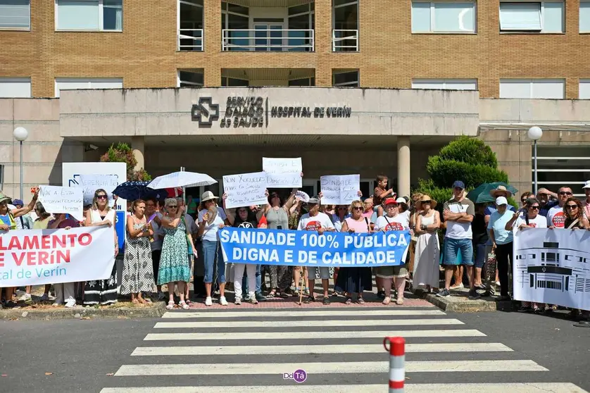 Unha das concentracions de todos os m&eacute;rcores diante do Hospital de Ver&iacute;n. | FOTO: Diario do T&aacute;mega.