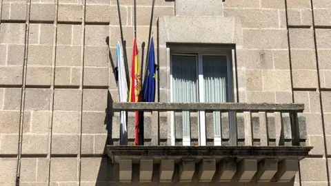 Bandeiras da Casa do Concello de Xinzo de Limia. | Foto: Concello de Xinzo.