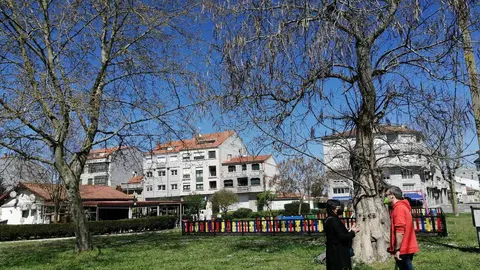 A alcaldesa, Elvira Lama, e o concelleiro, Rafael Penabad, no Parque do Toural.