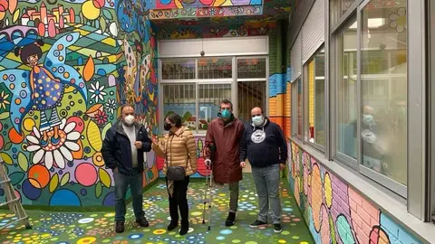 O concelleiro, Ram&oacute;n G&oacute;mez, a alcaldesa, Elvira Lama, o edil Rafael Penabad, e o director do centro, Jos&eacute; Manuel Garc&iacute;a, durante a visita desta ma&ntilde;&aacute;.