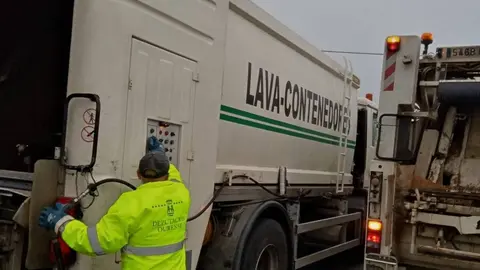 Cami&oacute;ns lavacontedores en Vilar de Santos | Foto: Concello