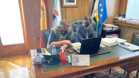(A alcaldesa, Elvira Lama, e o concelleiro de Medio Rural, Amador D&iacute;az, en unha reuni&oacute;n telem&aacute;tica ca Xunta de Galicia).