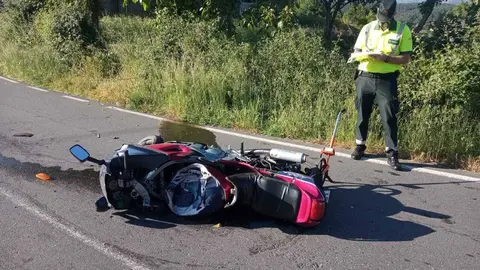 O piloto da motocliclera colidiu cunha furgoneta