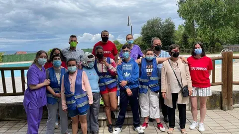 A alcaldesa de Xinzo, Elvira Lama, acompañada cos rapaces de Limisi nas piscinas exteriores.
