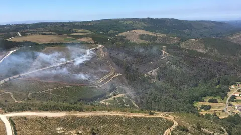 Imaxe a&eacute;rea da superficie queimada en Prado (Vilar de Barrio). | FOTO: Diario de un Bombero.
