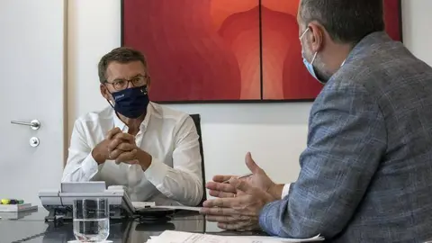O conselleiro de Sanidade, Julio Garc&iacute;a Comesa&ntilde;a xunto ao Presidente da Xunta de Galicia, Alberto N&uacute;&ntilde;ez Feijoo
