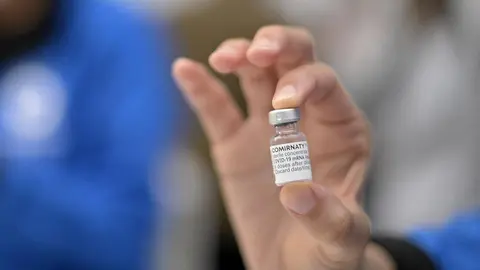 Frasco que alberga a dose dunha vacina para o Covid- 19.