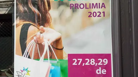 Cartel da Feira do Comercio colgado nun local de Xinzo