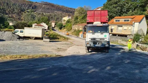 Cami&oacute;ns con material de obra para reparar a estrada en Prado. |FOTO: Concello de Vilar de Barrio.