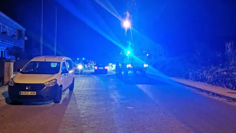 Cami&oacute;n de bombeiros procedente da zona afectada de A Codosedo