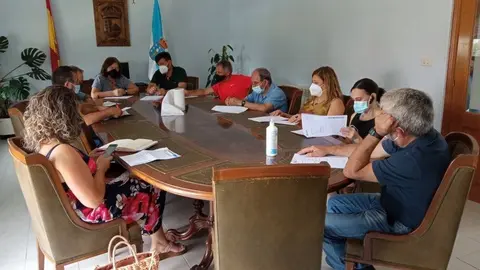 Pleno no Concello de Trasmiras, presidido polo alcalde Emilio Pazos