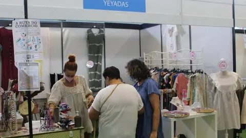 Xente mercando nun dos postos da Feira do Comercio ProLimia.