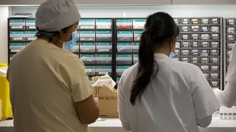 Sanitarios traballando nun hospital. | FOTO: Xunta de Galicia.