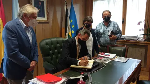 O subdelegado do Goberno en Ourense, Emilio Gonz&aacute;lez, o delegado do Goberno en Galicia, Jos&eacute; Mi&ntilde;ones, a alcaldesa de Xinzo, Elvira Lama, e o concelleiro de Urbanismo e Mobilidade, Ram&oacute;n Mart&iacute;nez.