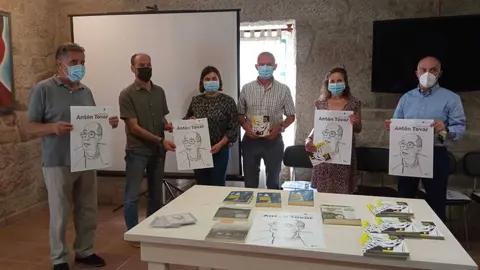 O presidente do padroado do Museo da Limia, Delf&iacute;n Caseiro, o alcalde de Vilar de Santos, Xos&eacute; Jard&oacute;n, a alcaldesa de Rairiz de Veiga, Asunci&oacute;n Morgade, entre outros, na presentaci&oacute;n da exposici&oacute;n conmemorativa de Ant&oacute;n Tovar