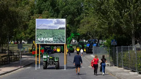 A alameda do Toural co cartel da feira Alimagro.