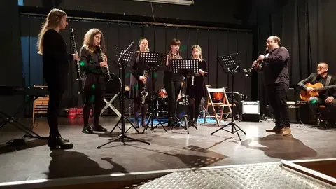 Alumnado da Escola de M&uacute;sica da Limia xunto ao director da mesma, Jos&eacute; Luis Tielas Santiago.