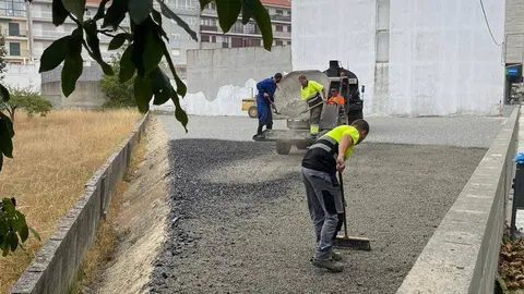 Obras na avenida de Celanova para a construcci&oacute;n dun novo aparcadoiro. | FOTO: Concello de Xinzo de Limia.