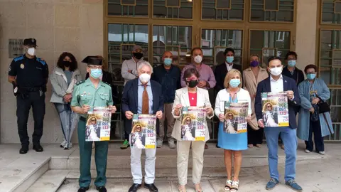 O subdelegado do Goberno en Ourense, Emilio Gonz&aacute;lez, a alcaldesa de Xinzo, Elvira Lama, o tenente coronel da Garda Civil, Indalecio Linares, o presidente do Colexio Oficial de Farmac&eacute;uticos de Ourense,  Santiago Leyes, e a xefa da Unidade de Violencia sobre a Muller da Subdelegaci&oacute;n do Goberno, Alida Iglesias.
