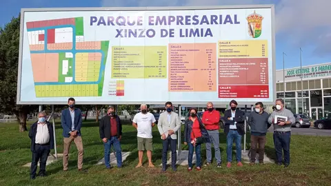 O delegado territorial da Xunta en Ourense, Gabriel Al&eacute;n, a alcaldesa de Xinzo, Elvira Lama, e o presidente da Asociaci&oacute;n de Empresarios, Jos&eacute; Manuel G&oacute;mez, entre outros.