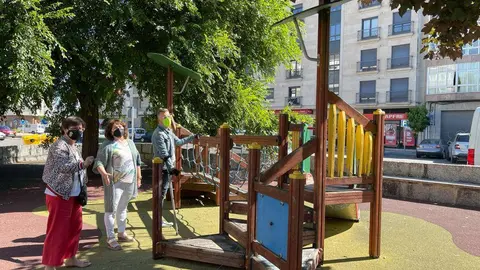 A alcaldesa de Xinzo, Elvira Lama, no parque do Pombal.