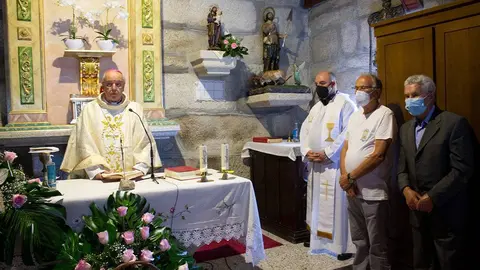 O bispo de Ourense, monse&ntilde;or Jos&eacute; Leonardo Lemos, oficiando a misa na capela de Trasmiras. | FOTO: Laura Rodr&iacute;guez.