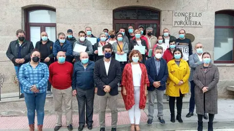 Os alcaldes e alcaldesas de Os Blancos, Rairiz de Veiga, Baltar, Calvos de Rand&iacute;n e Porqueira, xunto ao alumnado do obradoiro As Veigas V. | FOTO: Laura Rodr&iacute;guez.